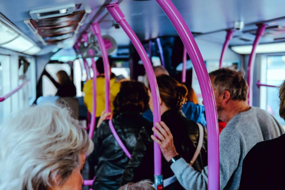 Una imagen mostrando la seguridad del transporte público.